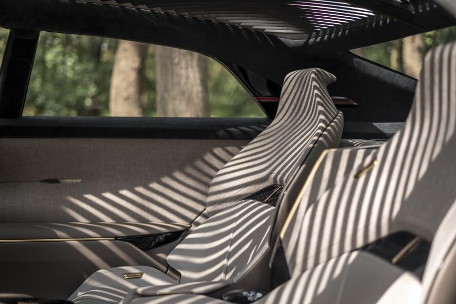Интерьер Infiniti Qs Inspiration 2019 года  (фото 32 из 41)
